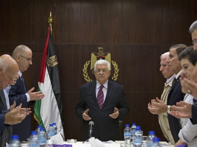 Palestinian President Mahmoud Abbas (C) joins in reading from the Koran prior to a meeting of the PLO Executive Committee in the West Bank city of Ramallah, 22 August 2015. According to reports, the PLO's executive committee is meeting to agree on an agenda for an upcoming Palestinian National Council (PNC) meeting.
