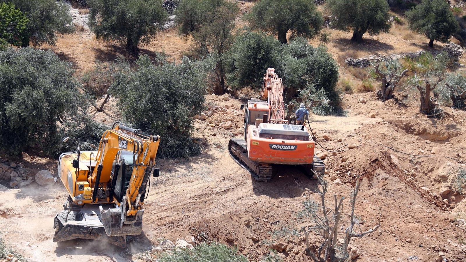 تجريف إسرائيلي لأراضي بيت جالا شمال بيت لحم لإقامة جدار فصل عنصري (الجزيرة نت)