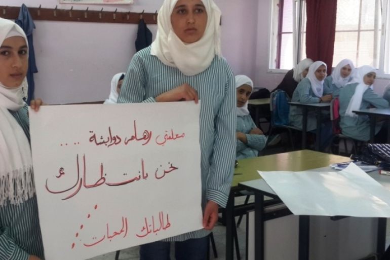 فلسطين نابلس 24 أغسطس 2015 طالبات بمدرسة جوريش الثانوية يتضامن مع معلمتهن ريهام دوابشة المصابة في حرق المستوطنين لعائلتها قبل أسابيع