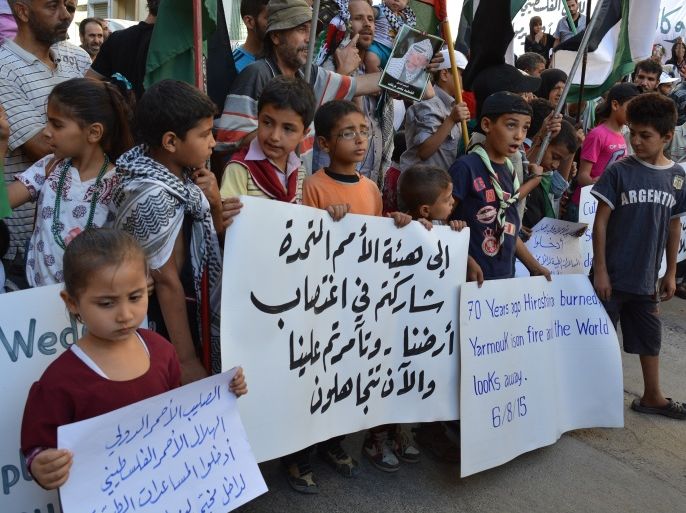 مخيم اليرموك- اطفال المخيم يشاركون في حمل اللافتات التي تحمل الامم المتحدة مسؤولية الوضع الماساوي للفلسطينيين