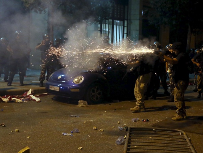 ‪قوات الأمن متهمة باستخدام العنف المفرط لتفريق المتظاهرين‬ قوات الأمن متهمة باستخدام العنف المفرط لتفريق المتظاهرين (رويترز)