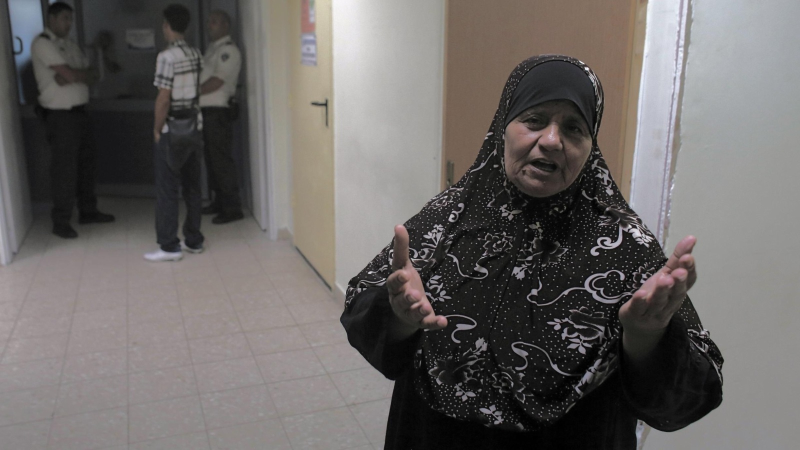 والدة علان تنتظر زيارته في مستشفى برزيلاي في عسقلان (غيتي/الفرنسية)