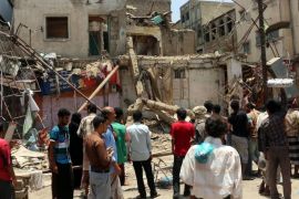 People inspect buildings hit by Houthi-fired rockets at a neighborhood in the central city of Taiz, Yemen, 24 August 2015. According to reports, at least 14 people have been killed by rockets fired by Houthi rebels in Taiz as the battle for Yemen's third city intensifies. The Saudi-led coalitions military operations against the Houthis and fighting with anti-Houthis groups have left more than 5000 dead and injured another 20,000 since the coalition launched air raids on 26 March.