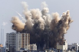 دخان وغبار من قصف إسرائيلي على قطاع غزة - أسوشيتدبرس