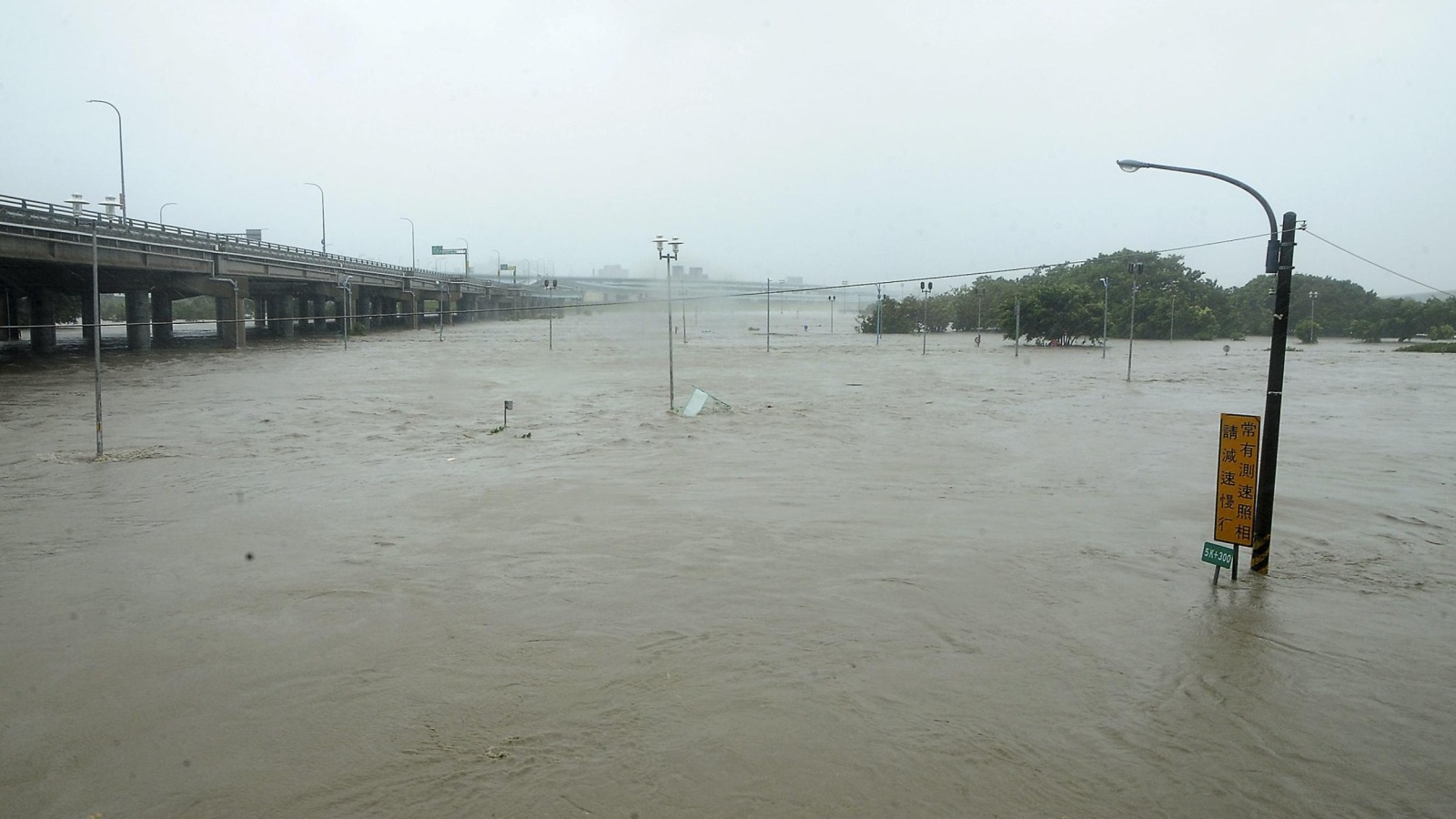 المياه الناتجة عن الإعصار تغرق أحد المتنزهات بالعاصمة التايوانية (رويترز)