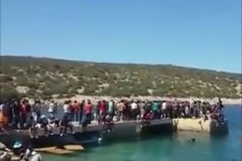 لاجئون سوريون يستغيثون على جزيرة يونانية