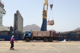 عمال ميناء عدن يقومون بإفراغ حمولة سفينة إغاثة إماراتية عقب رسوها في الميناء، 19 – 8 – 2015