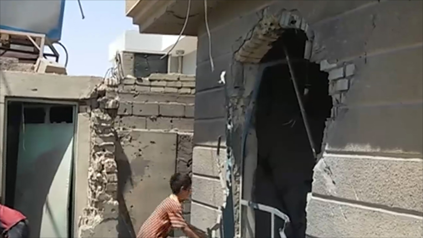 آثار قصف سابق للجيش على أحياء سكنية بالفلوجة ()