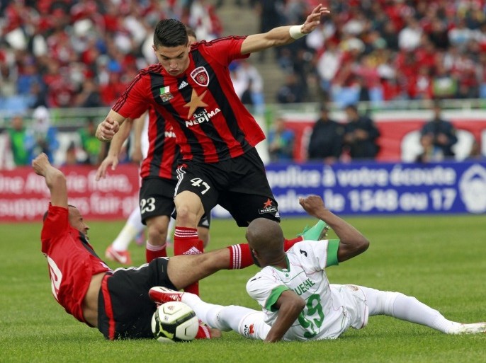 USM Alger's Zine eddine Ferhat (C) and Nacer Khoualed (L) fight for the ball with MC Alger's Hadj Bougueche during their Algeria Cup final soccer match in Algiers May 1, 2013. REUTERS/Louafi Larbi (ALGERIA - Tags: SPORT SOCCER)