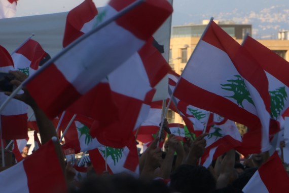 العلم اللبناني الذي رفع وحيدا