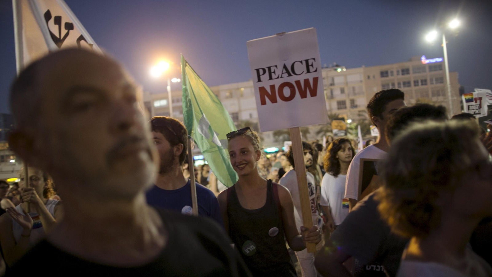 نشطاء من اليسار يتظاهرون في تل أبيب احتجاجا على حرق دوابشة (رويترز)