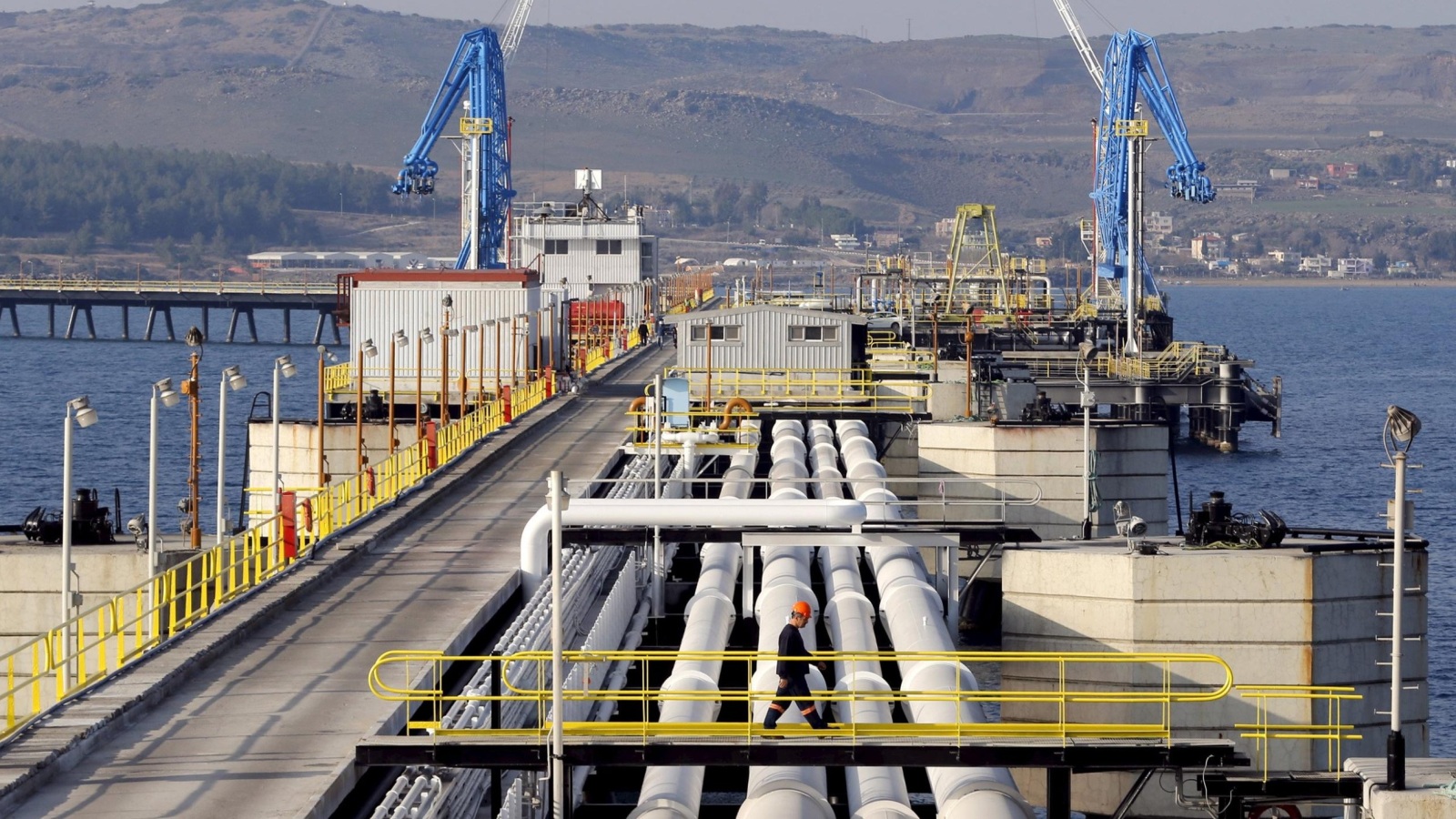 ‪أنابيب لتصدير النفط بميناء جيهان التركي ومنها يصدر خام كردستان للأسواق العالمية‬ (رويترز)