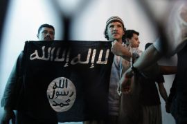عنصر من تنظيم القاعدة يرفع علم التنظيم في محكمة أمن الدولة بصنعاء- أسوشيتيدبرس