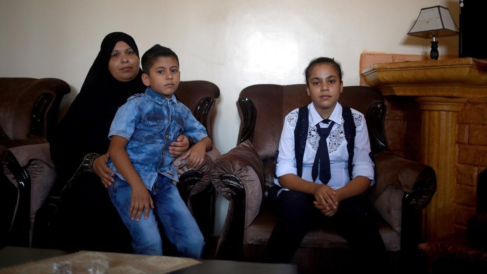 ناريمان الجرو (12 عامًا) وشقيقها الأصغر محمد (تسع سنوات) يعانيان من السكري (الأناضول)
