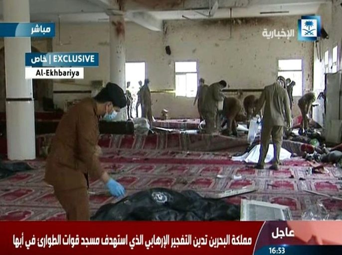 -01 - Abha, -, SAUDI ARABIA : An image grab taken from Saudi Al-Ekhbaria TV on August 6, 2015 shows Saudi security forces inspecting the site of an explosion which was reported triggered by a suicide bomber at a mosque located inside a special forces headquarters in the city of Abha, in the southern province of Asir, near the border with Yemen. The bombing was the most serious in recent months against Saudi security forces, who have been targeted in attacks blamed on the Islamic State group. AFP PHOTO / HO / AL-EKHBARIA