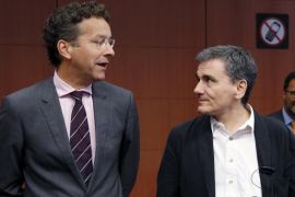 Dutch Finance Minister and Eurogroup President Jeroen Dijsselbloem talks to Greek Finance Minister Euclid Tsakalotos (R) at the start of a euro zone finance ministers meeting in Brussels, Belgium, August 14, 2015. Euro zone finance ministers will discuss whether to agree a third bailout package for Greece on Friday at their meeting in Brussels after the Greek parliament voted to approve the terms. REUTERS/Francois Lenoir