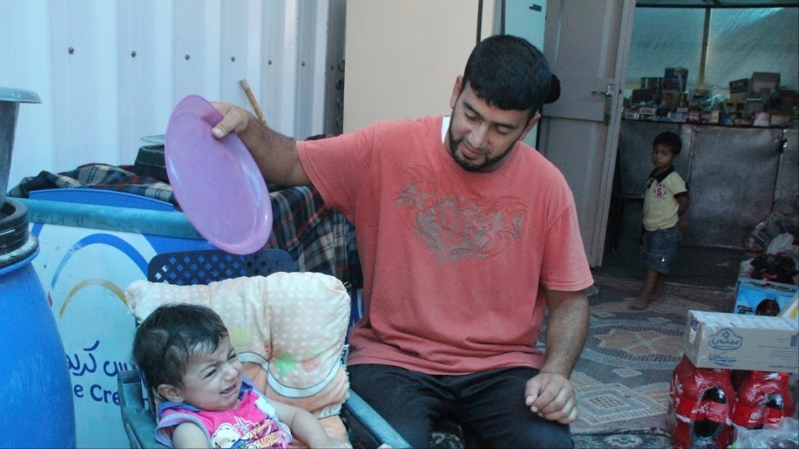 موجة الحر تشكل خطرا على حياة الرضع في غزة في ظل عدم توفر وسائل التبريد (الجزيرة نت)
