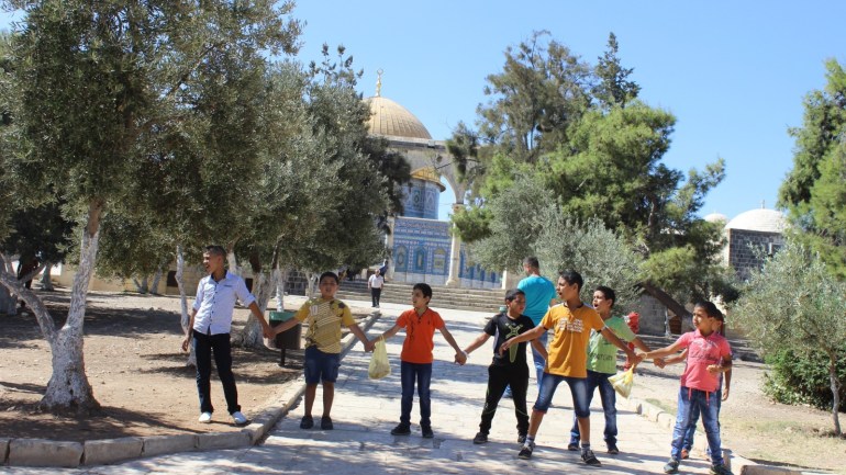 3-المسجد الأقصى، القدس المحتلة أغسطس 2015 مجموعة من الأطفال يشكلون سلسلة بشرية لمنع المستوطنين من الصعود لقبة الصخرة أثناء اقتحامهم للأقصى