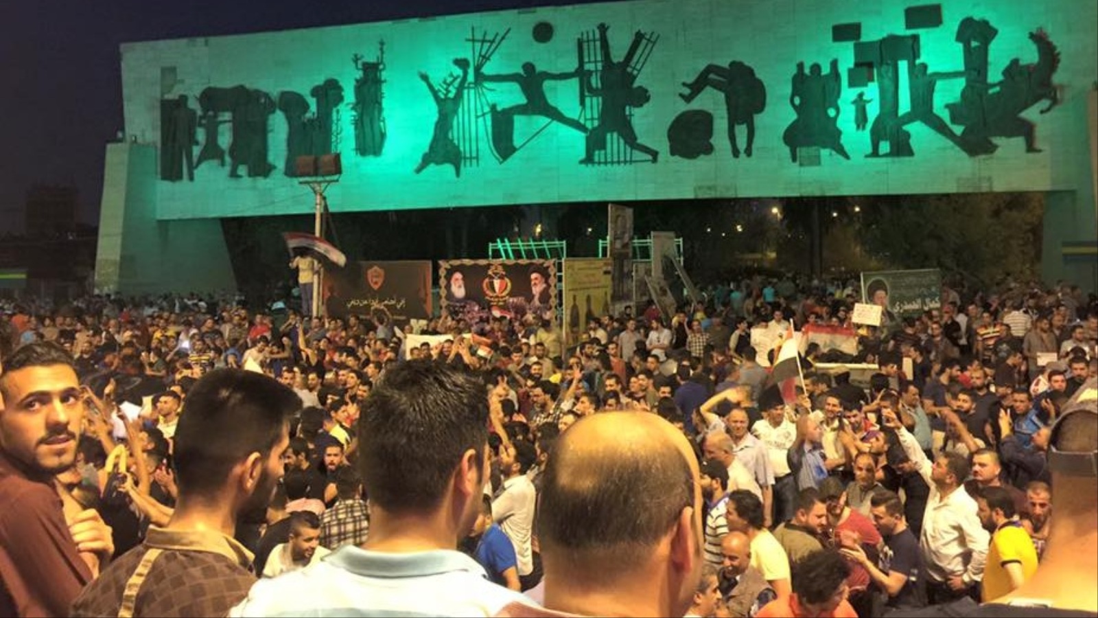 مظاهرة ساحة التحرير في بغداد استمرت حتى منتصف الليل (الجزيرة)