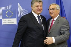European Commission President Jean Claude Juncker (R) welcomes Ukraine's President Petro Poroshenko prior to a meeting g at the EU Commission headquarters in Brussels, Belgium, 27 August 2015.