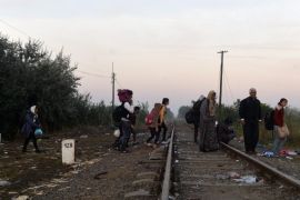 Illegal migrants cross the railway tracks linking Serbia and Hungary, near Roszke, 180 kms southeast from Budapest, Hungary, 30 August 2015. EPA/Zoltan Mathe HUNGARY OUT