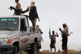 AB01 - TAEZ, -, YEMEN : Fighters loyal to Yemen's exiled President Abedrabbo Mansour Hadi stand guard at a military site near the country's third-largest city Taez on August 25, 2015. Shiite Huthi rebels and their allies fired rockets into a residential district of Taez, killing 14 civilians, mostly women and children, officials said on August 24, 2015, as battles raged for control of the key city. AFP PHOTO / AHMAD AL-BASHA