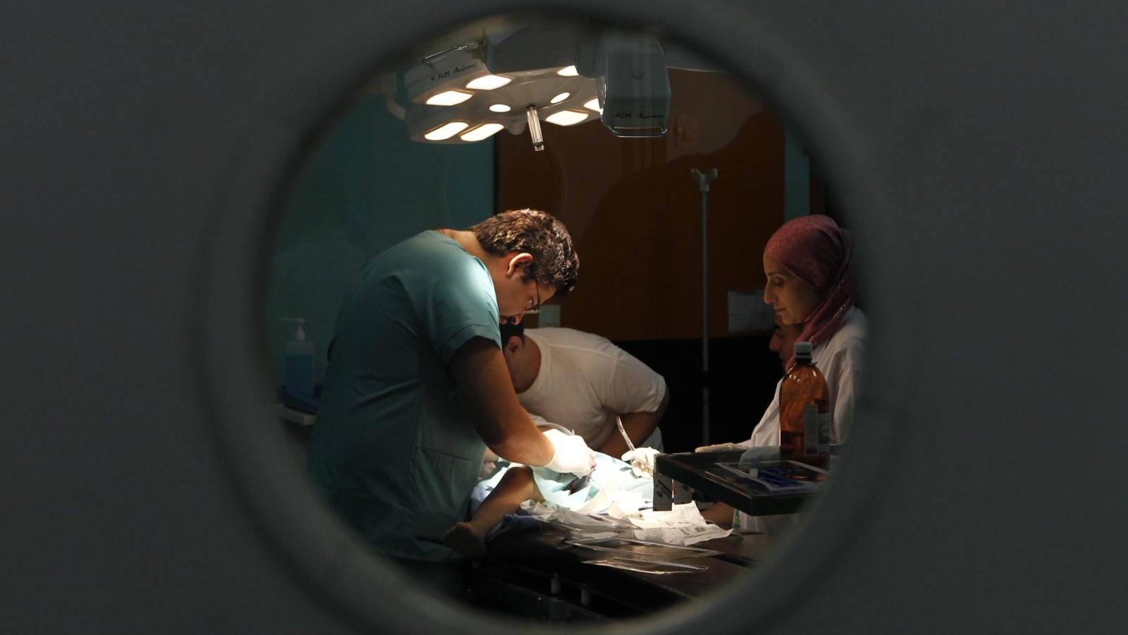 ‪القانون الجزائري ينص على أن عمليات الختان لا يمكن أن يمارسها سوى طبيب جراح وبصفة حصرية داخل مرفق صحي عمومي أو خاص يستوفي كل شروط السلامة اللازمة‬  (رويترز)