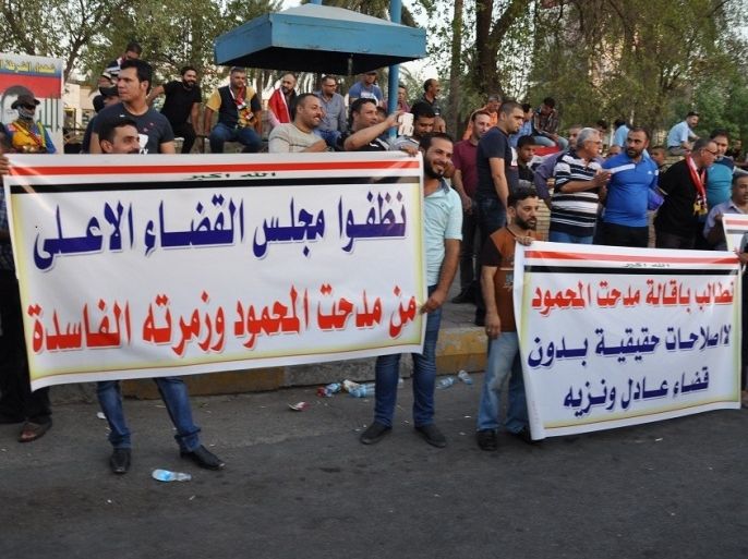 جانب من التظاهرات التي تندد بمدحت المحمود وتطالب باصلاح القضاء (الجزيرة نت، اغسطس 2015).