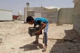 أمجد يعمل في نخل الرمال وبيعها في مخيم الزعتري للاجئين السوريين بالأردن