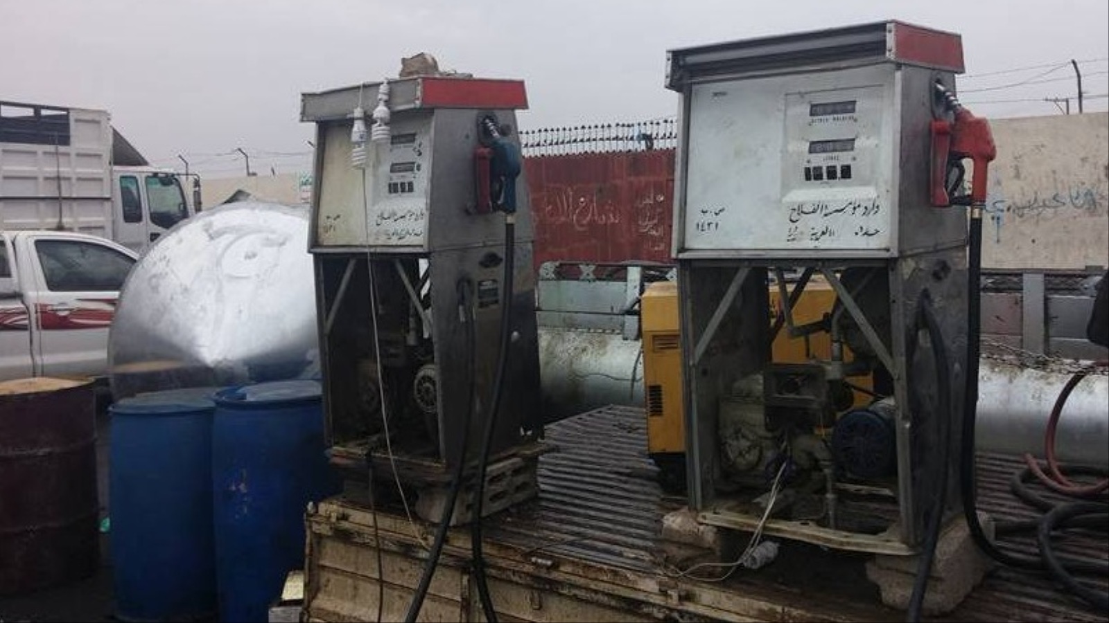 ‪أجهزة لضخ البنزين توضع في مركبات لبيع مواد البترول في إطار السوق السوداء‬ (الجزيرة)