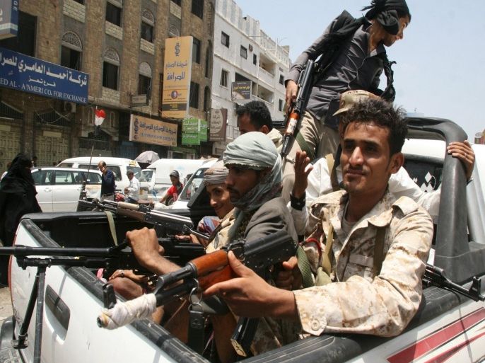 Militants loyal to Yemen's exiled government ride on the back of a pick-up truck in the country's central city of Taiz August 19, 2015. Militia forces loyal to Yemen's exiled government fought their way deep into the central city of Taiz this week, local officials said, largely pushing out Houthi militiamen from the country's third largest city. REUTERS/Stringer