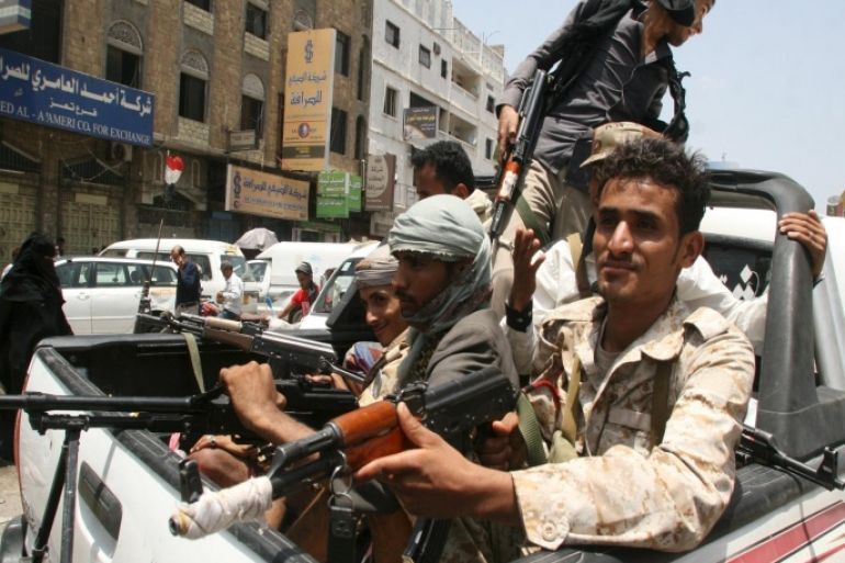 Militants loyal to Yemen's exiled government ride on the back of a pick-up truck in the country's central city of Taiz August 19, 2015. Militia forces loyal to Yemen's exiled government fought their way deep into the central city of Taiz this week, local officials said, largely pushing out Houthi militiamen from the country's third largest city. REUTERS/Stringer
