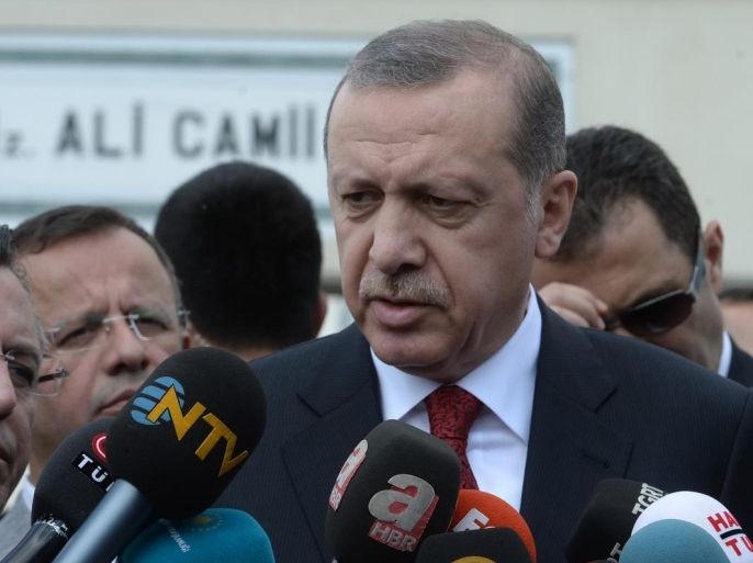 الرئيس التركي رجب طيب أردوغان يدلي بتصريحات بشأن الانتخابات المبكرة عقب صلاة الجمعة بأحد مساجد إسطنبول