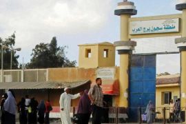 انتظار أهالي المعتقلين أمام أحد السجون المصرية