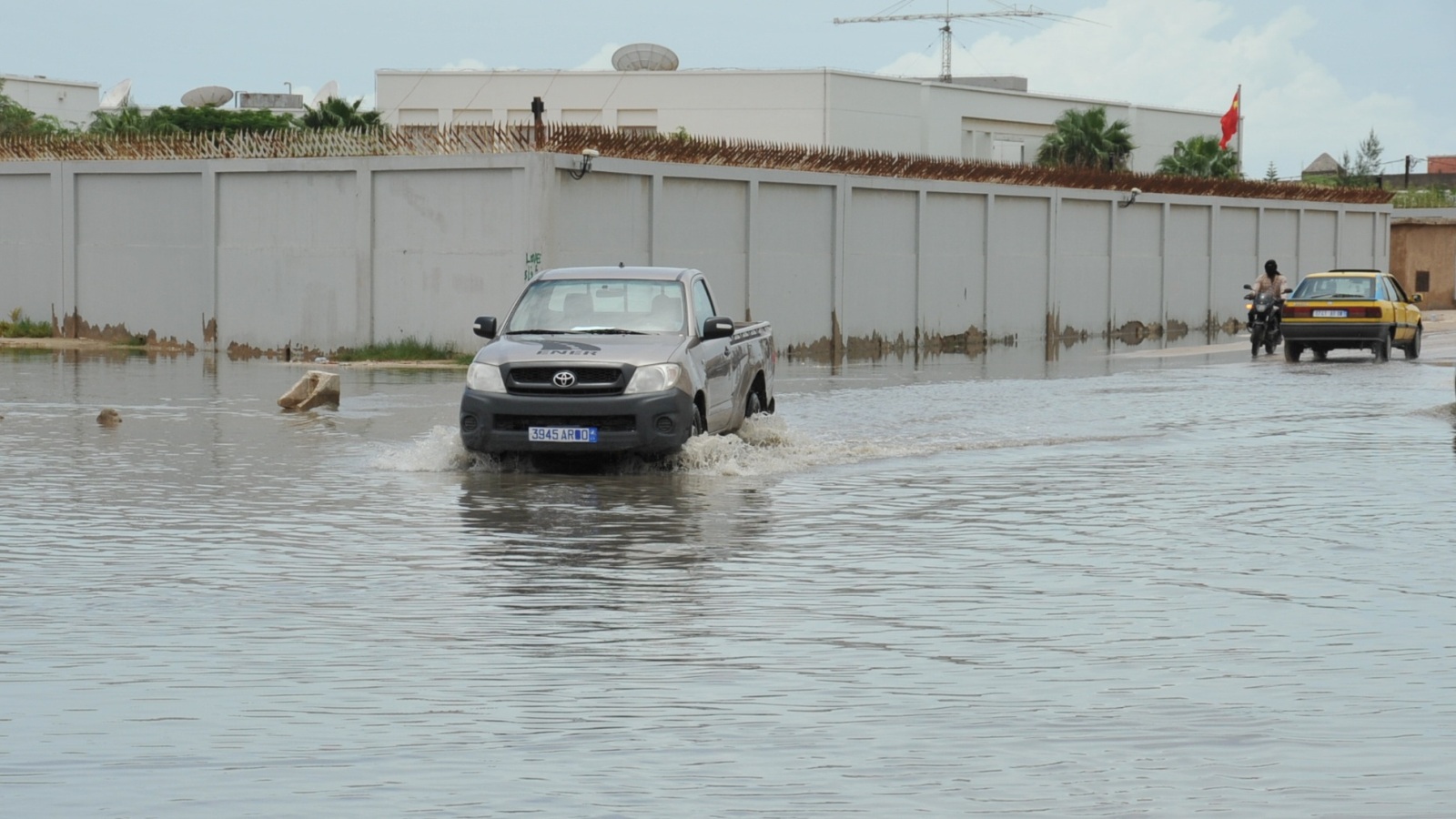مياه الأمطار تحاصر سفارة الصين التي تمول مشروع الصرف الصحي (الجزيرة)