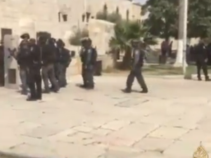 قوات الاحتلال الإسرائيلي تعود لاقتحام المسجد الأقصى للمرة الثانية اليوم بعد اعتدائها على المصلين صباحاً