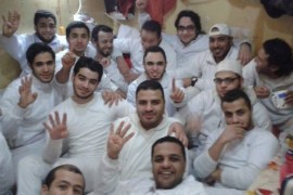 صورة على مواقع التواصل الاجتماعي لمجموعة من المعتقلين بأحد السجون المصرية- سجن