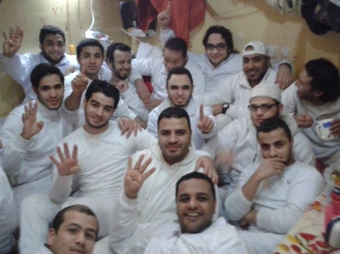 صورة على مواقع التواصل الاجتماعي لمجموعة من المعتقلين بأحد السجون المصرية- سجن