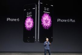 Apple CEO Tim Cook introduces the new iPhone 6 and iPhone 6 Plus (R) during an Apple event at the Flint Center in Cupertino, California, September 9, 2014. REUTERS/Stephen Lam (UNITED STATES - Tags: BUSINESS SCIENCE TECHNOLOGY TELECOMS)