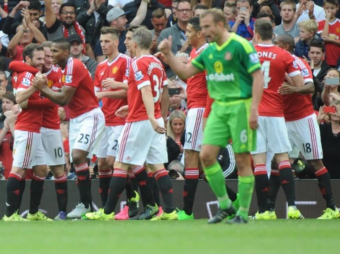 Manchester Uniteds Juan Mata (L) celebrates the 3-0 lead with teammates during the English Premier League match Manchester United v Sunderland at old Trafford in Manchester, Britain, 26 September 2015. EPA/PHIL RICHARDS No use with unauthorized audio, video, data, fixture lists, club/league logos or 'live' service. Online in-match use limited to 75 images, no video emulation. No use in betting, games or single club/league/player publications
