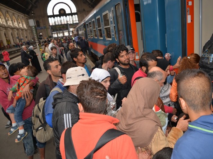 السكة الحديد المجرية سيرت قطارا كل ساعة لتخفيف أعداد اللاجئين المتزايدة. الجزيرة نت