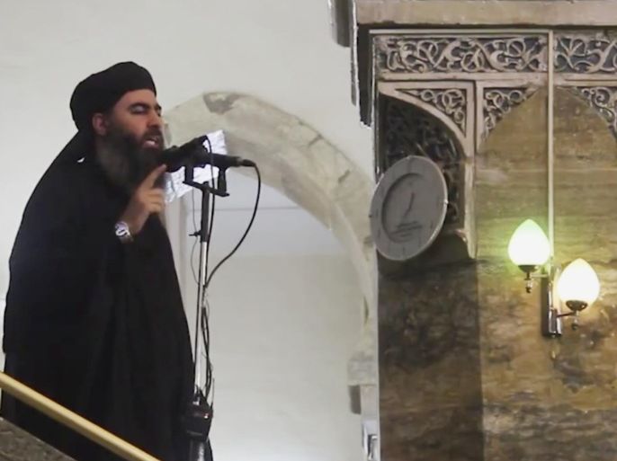 أبو بكر البغدادي في خطبة الجمعة التي ظهر فيها لأول مرة في المسجد الجامع بالموصل - أسوشيتدبرس