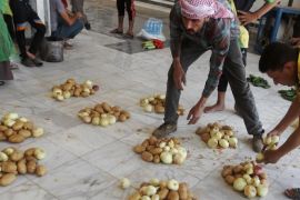 Onions and potatoes are split in portions on the floor as displaced Iraqis from the city of Ramadi gather to collect food-aid at a government building in the Abu Ghraib area west of the capital Baghdad, on April 22, 2015. More than 90,000 people have fled fighting between pro-government forces and the Islamic State (IS) jihadist group in the Ramadi area of Iraq's Anbar province, according to the United Nations. AFP PHOTO / AHMAD AL-RUBAYE