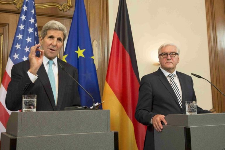 German Foreign Minister Frank-Walter Steinmeier (R) and U.S. Secretary of State John Kerry address the media after their meeting at German foreign ministry's guesthouse Villa Borsig at lake Tegel in Berlin, Germany, September 20, 2015. The United States will take in 15,000 more refugees from around the world next year, increasing the current level to 85,000, and to 100,000 in 2017, U.S. Secretary of State John Kerry said after talks with his German counterpart on Sunday.     REUTERS/Axel Schmidt