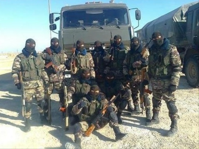 صورة يعتقد أنها لجنود روس بعتادهم العسكري في محافظة حمص السورية (ناشطون)