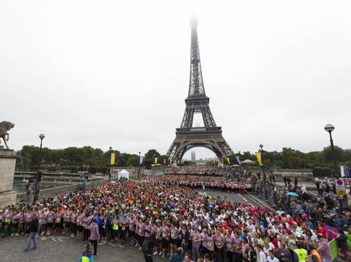 رغم الأمطار الغزيرة شاركت نحو 40 ألف امرأة يوم الاحد 13 سبتمبر 2015 في ماراثون بالعاصمة الفرنسية باريس بهدف التوعية بمرض سرطان الثدي.