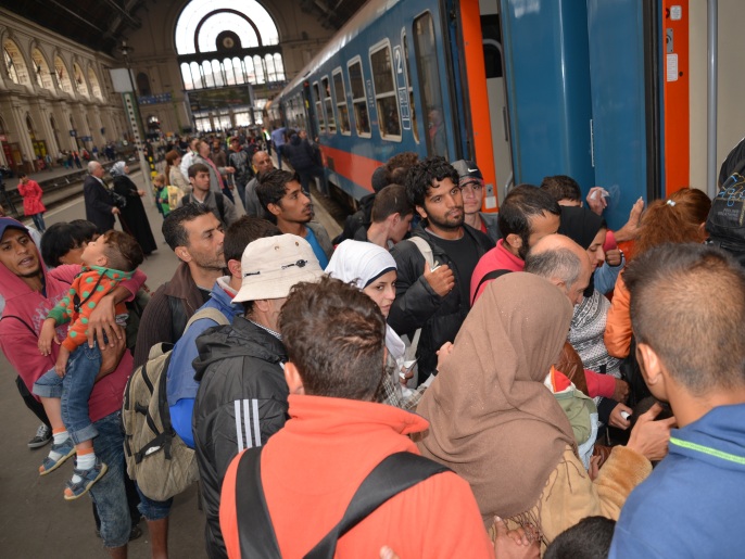 ‪‬ لاجئون بمحطة القطارات الرئيسية في العاصمة المجرية بودابست(الجزيرة)