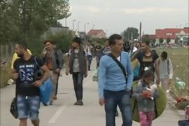 آلاف اللاجئين يتدفقون من المجر إلى الحدود النمساوية