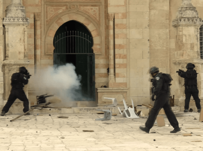 إطلاق الجنود الإسرائيليين قنابل الغاز المسيل للدموع لطرد المصلين الفلسطينيين من المسجد الأقصى