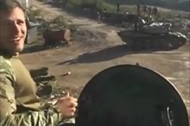ريف اللاذقية.. أول ظهور لجندي روسي على دبابة في قمة النبي يونس تقصف مواقع المعارضة
